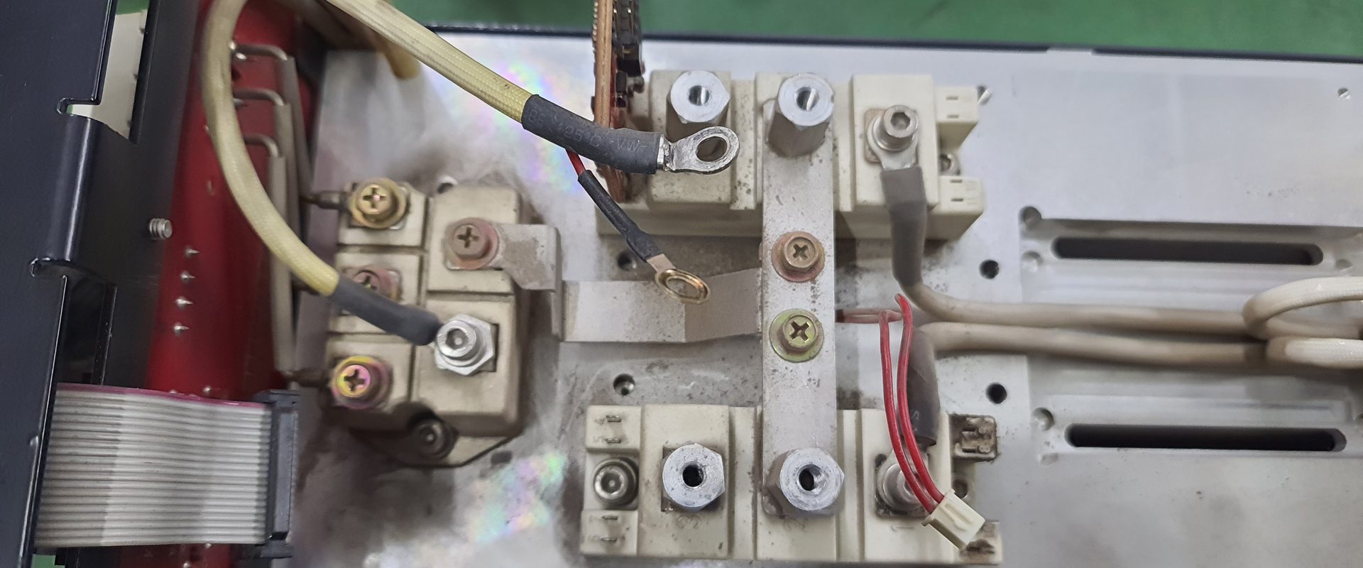 Industrial drive internals and high-current terminals